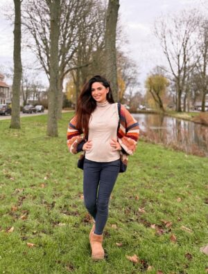 Cevahir Turan Instagram - Bugün detaylı ultrasondan sonra üçüncü kez onaylandı: üçüncü bir kızımız geliyor 🥰💕
İsim konusunda hala tam karar veremedik… Belki de içimize tam sinen o ismi sizin önerileriniz arasında buluruz ❤️
Aklınıza gelen güzel isimleri yazmayı unutmayın 🥰 #19weekspregnant #girlsnames