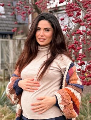 Cevahir Turan Instagram - Bugün detaylı ultrasondan sonra üçüncü kez onaylandı: üçüncü bir kızımız geliyor 🥰💕
İsim konusunda hala tam karar veremedik… Belki de içimize tam sinen o ismi sizin önerileriniz arasında buluruz ❤️
Aklınıza gelen güzel isimleri yazmayı unutmayın 🥰 #19weekspregnant #girlsnames