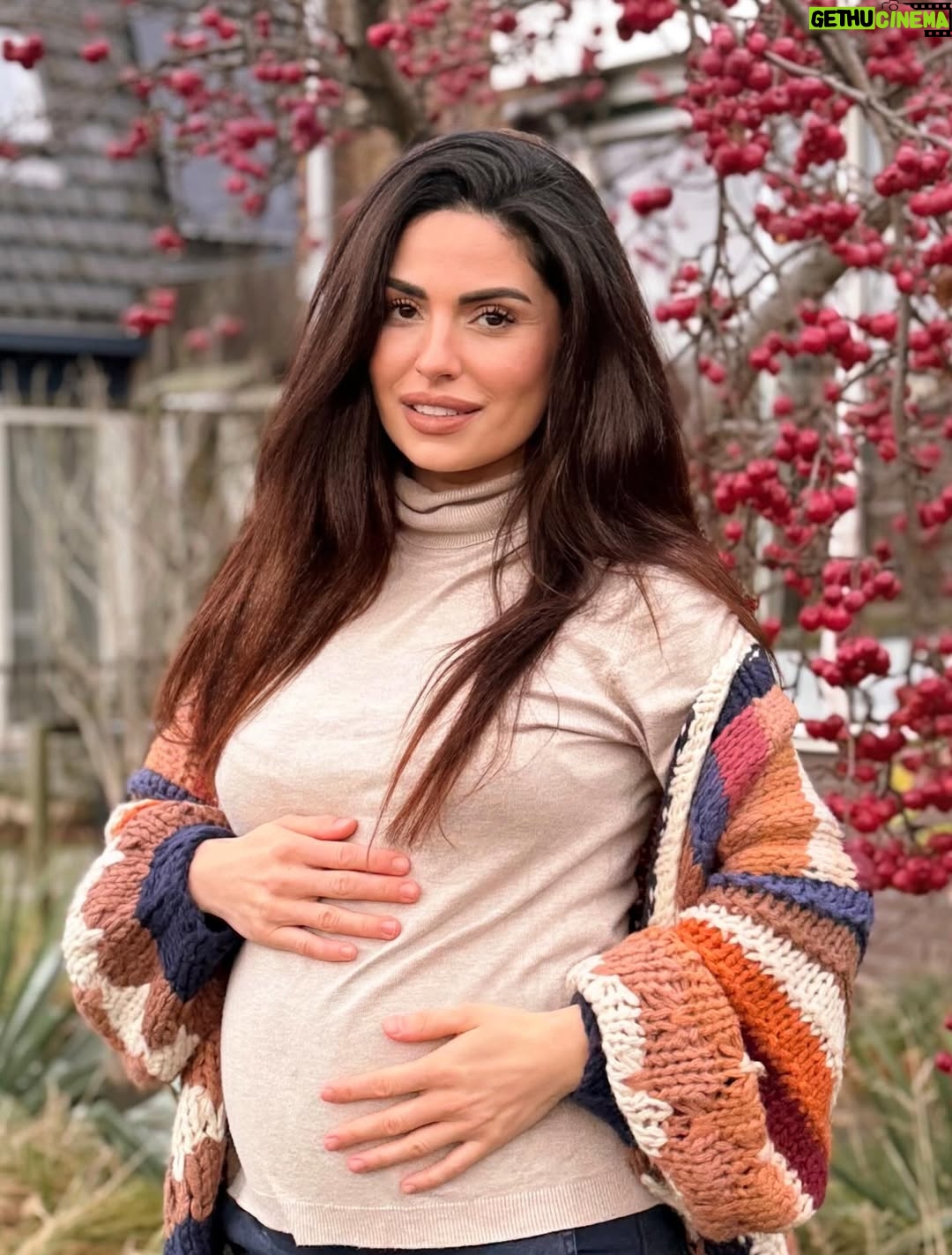 Cevahir Turan - 13K Likes - Bugün detaylı ultrasondan sonra üçüncü kez onaylandı: üçüncü bir kızımız geliyor 🥰💕
İsim konusunda hala tam karar veremedik… Belki de içimize tam sinen o ismi sizin önerileriniz arasında buluruz ❤️
Aklınıza gelen güzel isimleri yazmayı unutmayın 🥰 #19weekspregnant #girlsnames