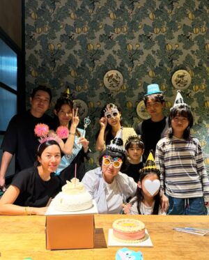 Cha Ye-ryun Instagram - 18일에 태어난 우리남편 @uks0718_  미안….
매년 합동 생파!!🎂🎂❤️
잊지않고 매년 맛있는 식사 챙겨주시는 @hino2033 
노희영고문님 감사 합니다💗💗💗
내 20년된 베프 다희랑 @mrsdaheekim  연지도 함께
인아 친구 엄마로 만났지만 내친구가 된 @taeyeon_tylawfirm 
장훈이네랑 함께라 더 의미 있었던 생일파티
아이들도 어른들도 행복한 시간….💗
생일 축하 해주신 모든 분들 진심으로 감사합니다아!!😍