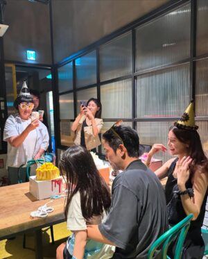 Cha Ye-ryun Instagram - 18일에 태어난 우리남편 @uks0718_  미안….
매년 합동 생파!!🎂🎂❤️
잊지않고 매년 맛있는 식사 챙겨주시는 @hino2033 
노희영고문님 감사 합니다💗💗💗
내 20년된 베프 다희랑 @mrsdaheekim  연지도 함께
인아 친구 엄마로 만났지만 내친구가 된 @taeyeon_tylawfirm 
장훈이네랑 함께라 더 의미 있었던 생일파티
아이들도 어른들도 행복한 시간….💗
생일 축하 해주신 모든 분들 진심으로 감사합니다아!!😍