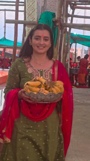 Chahat Pandey Instagram - ❤️ श्री बागेश्वर धाम बालाजी सरकार के दर्शन पूजन 🚩 🙏 🚩
.
.
Beautiful salwar suit by - @vastramay @vastramaywomen