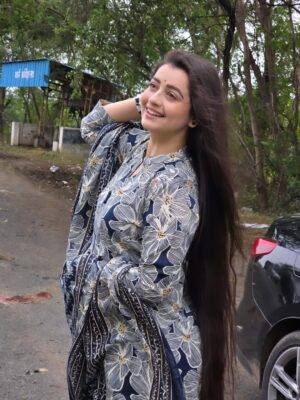 Chahat Pandey Instagram - 🤍 मंजिलें क्या है, बस एक बहाना है,
असली मज़ा तो रास्तों में आना -जाना है....!!
.
Beautiful suit by @jaipuriadaah
