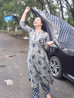 Chahat Pandey Instagram - 🤍 मंजिलें क्या है, बस एक बहाना है,
असली मज़ा तो रास्तों में आना -जाना है....!!
.
Beautiful suit by @jaipuriadaah