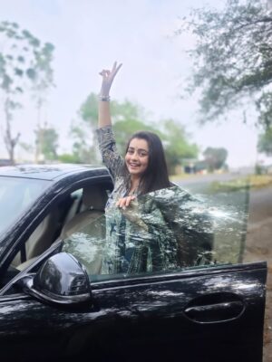 Chahat Pandey Instagram - 🤍 मंजिलें क्या है, बस एक बहाना है,
असली मज़ा तो रास्तों में आना -जाना है....!!
.
Beautiful suit by @jaipuriadaah