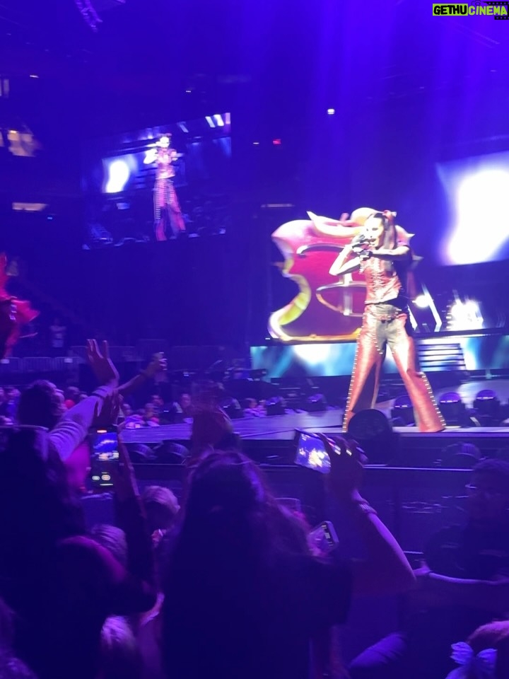 Chandler Kinney - 82.9K Likes - NY!! what an epic crowd :,))

last night I crashed the dz worlds collide tour and WOW. in the last 7 years of being a part of the zombies fam, I’ve had the privilege and pleasure of so many larger-than-life “pinch me” moments that remind me how special this franchise is….but last night might’ve been the coolest yet. standing in front of 20,000 people, feeling the outpour of love, seeing you all sing & dance along to our songs was surreal…truly so hard for my mind to fully grasp. I’m still buzzing with joy. and so so much gratitude. 

to the cast: STARS!!!! each and every one of you. thank you for carrying forth the legacy of these worlds with the utmost level of love and care. you put on a phenomenal show, like TRULY such an electric performance, and it made me so immensely proud. keep spreading your love & light. I love you all ❤️
@freyaskye @mekonnen_official @malachibarton @dararenee @kyliecantrall @maliabakermsb @joshuarobertcolley

and major shoutout to the extraordinary crew and magic-makers who are making this tour possible. what an epic night :,)) ✨🧟🍎