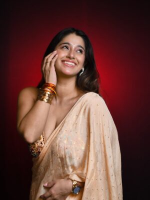 Chandni Bhagwanani Instagram - Soft tone. Strong impact😉
..
..
Wearing @heenadesignerstudiofabrics_
Jewellery @westsidestores
Shot by @galaxy.shooters
..
..
#chandnibhagwanani #sareelove #photoshoot #trending #prettiestinsaree