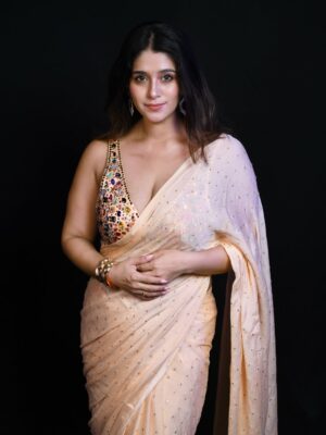 Chandni Bhagwanani Instagram - Soft tone. Strong impact😉
..
..
Wearing @heenadesignerstudiofabrics_
Jewellery @westsidestores
Shot by @galaxy.shooters
..
..
#chandnibhagwanani #sareelove #photoshoot #trending #prettiestinsaree