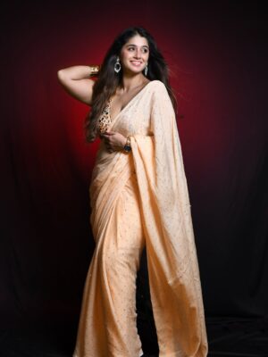 Chandni Bhagwanani Instagram - Soft tone. Strong impact😉
..
..
Wearing @heenadesignerstudiofabrics_
Jewellery @westsidestores
Shot by @galaxy.shooters
..
..
#chandnibhagwanani #sareelove #photoshoot #trending #prettiestinsaree