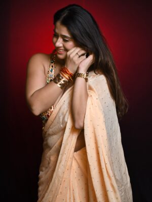 Chandni Bhagwanani Instagram - Soft tone. Strong impact😉
..
..
Wearing @heenadesignerstudiofabrics_
Jewellery @westsidestores
Shot by @galaxy.shooters
..
..
#chandnibhagwanani #sareelove #photoshoot #trending #prettiestinsaree