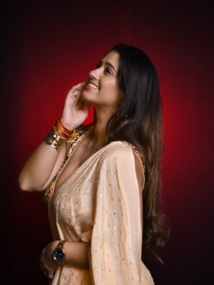 Chandni Bhagwanani Instagram - Soft tone. Strong impact😉
..
..
Wearing @heenadesignerstudiofabrics_
Jewellery @westsidestores
Shot by @galaxy.shooters
..
..
#chandnibhagwanani #sareelove #photoshoot #trending #prettiestinsaree