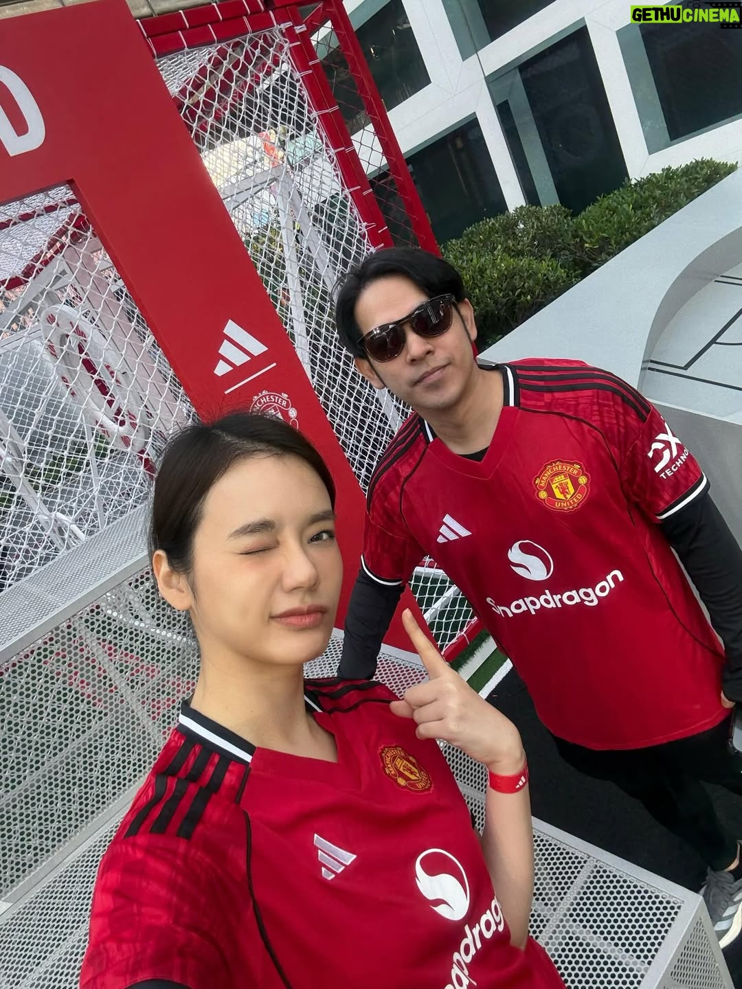 Chanidapa Pongsilpipat - 1.7K Likes - วงการเด็กผี เข้าแล้วออกไม่ได้ 😈 คืนนี้ 19.00 น. #crystalpalace VS #manchesterunited สู้เค้า! อะไรก็เกิดขึ้นได้ เมื่อวานงานวิ่ง #RedDevilsRun ได้เจอตำนานแมนยู #AndyCole บอกเลยวิ่งช่วงนี้อากาศดีมาก 🏃🏻‍♀️ #adidasthailand #adidasrunning #adizero #adizeroevosl