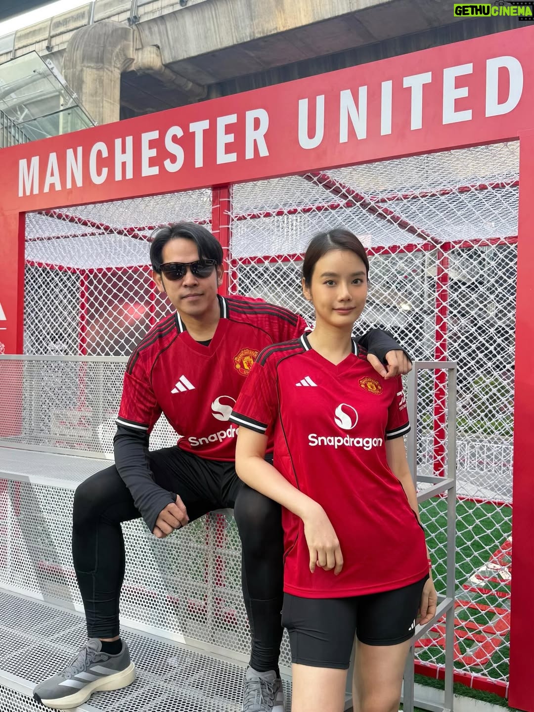 Chanidapa Pongsilpipat - 1.7K Likes - วงการเด็กผี เข้าแล้วออกไม่ได้ 😈 คืนนี้ 19.00 น. #crystalpalace VS #manchesterunited สู้เค้า! อะไรก็เกิดขึ้นได้ เมื่อวานงานวิ่ง #RedDevilsRun ได้เจอตำนานแมนยู #AndyCole บอกเลยวิ่งช่วงนี้อากาศดีมาก 🏃🏻‍♀️ #adidasthailand #adidasrunning #adizero #adizeroevosl