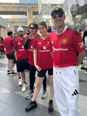 Chanidapa Pongsilpipat Instagram - วงการเด็กผี เข้าแล้วออกไม่ได้ 😈 คืนนี้ 19.00 น. #crystalpalace VS #manchesterunited สู้เค้า! อะไรก็เกิดขึ้นได้ เมื่อวานงานวิ่ง #RedDevilsRun ได้เจอตำนานแมนยู #AndyCole บอกเลยวิ่งช่วงนี้อากาศดีมาก 🏃🏻‍♀️ #adidasthailand #adidasrunning #adizero #adizeroevosl
