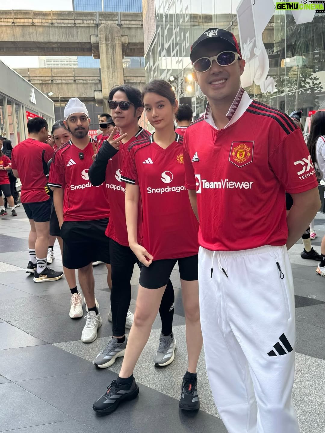 Chanidapa Pongsilpipat - 1.7K Likes - วงการเด็กผี เข้าแล้วออกไม่ได้ 😈 คืนนี้ 19.00 น. #crystalpalace VS #manchesterunited สู้เค้า! อะไรก็เกิดขึ้นได้ เมื่อวานงานวิ่ง #RedDevilsRun ได้เจอตำนานแมนยู #AndyCole บอกเลยวิ่งช่วงนี้อากาศดีมาก 🏃🏻‍♀️ #adidasthailand #adidasrunning #adizero #adizeroevosl