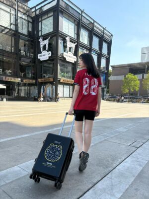 Chanidapa Pongsilpipat Instagram - วงการเด็กผี เข้าแล้วออกไม่ได้ 😈 คืนนี้ 19.00 น. #crystalpalace VS #manchesterunited สู้เค้า! อะไรก็เกิดขึ้นได้ เมื่อวานงานวิ่ง #RedDevilsRun ได้เจอตำนานแมนยู #AndyCole บอกเลยวิ่งช่วงนี้อากาศดีมาก 🏃🏻‍♀️ #adidasthailand #adidasrunning #adizero #adizeroevosl