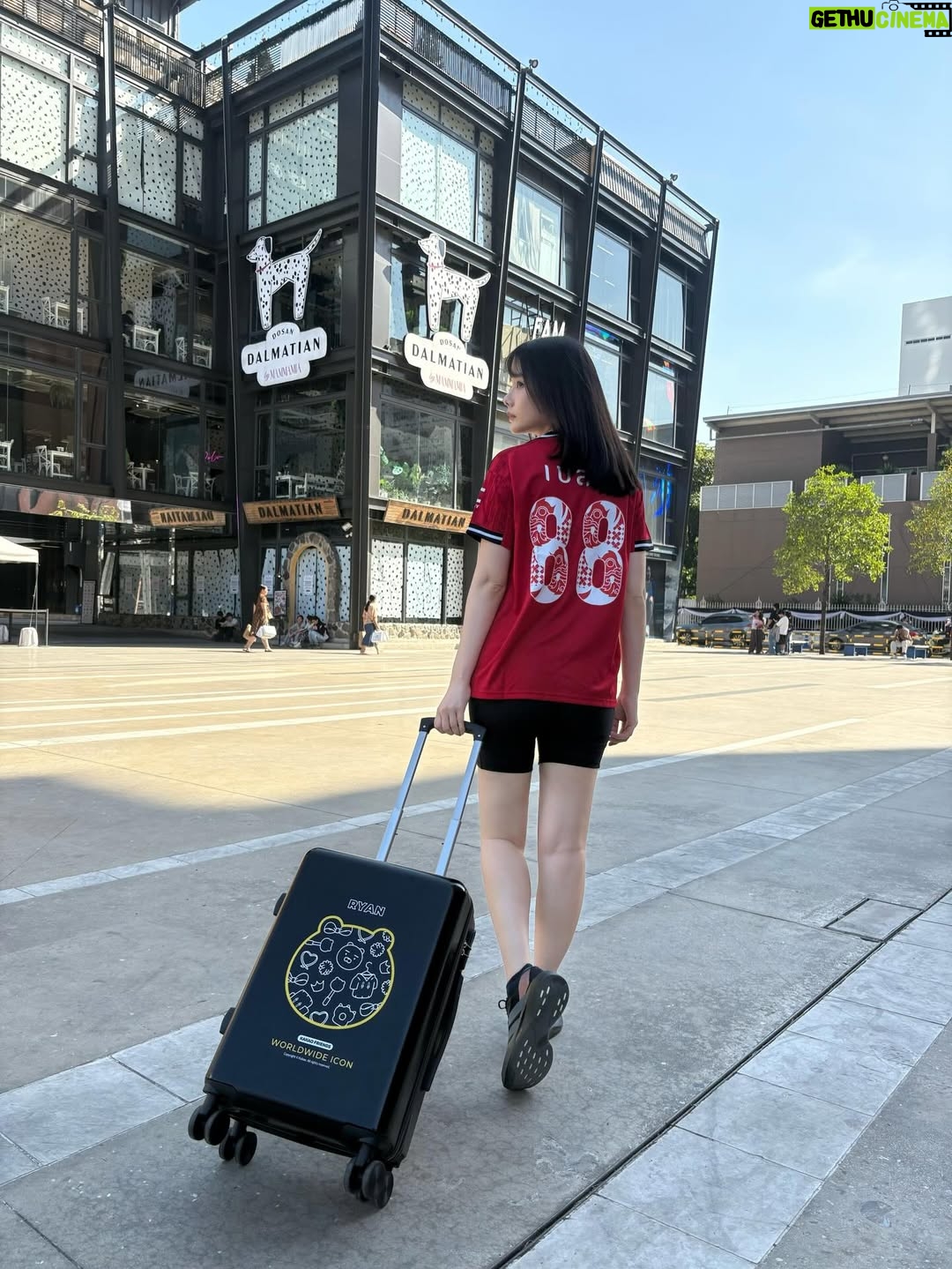 Chanidapa Pongsilpipat - 1.7K Likes - วงการเด็กผี เข้าแล้วออกไม่ได้ 😈 คืนนี้ 19.00 น. #crystalpalace VS #manchesterunited สู้เค้า! อะไรก็เกิดขึ้นได้ เมื่อวานงานวิ่ง #RedDevilsRun ได้เจอตำนานแมนยู #AndyCole บอกเลยวิ่งช่วงนี้อากาศดีมาก 🏃🏻‍♀️ #adidasthailand #adidasrunning #adizero #adizeroevosl