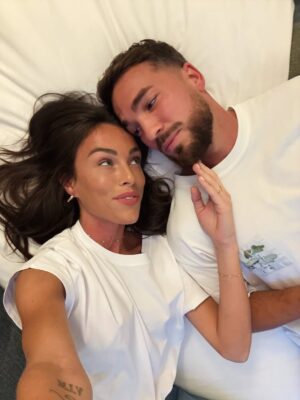 Charlène Le Mer Instagram - “Viens bb on fait des photos tous les 2” 🤍

Je crois qu’il m’aime autant que je le saoule non ? 🫣
( c’est peut-être ça le secret… )

Lieu : @hotelormaie | invitation 🫶🏻