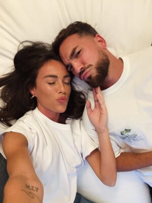 Charlène Le Mer Instagram - “Viens bb on fait des photos tous les 2” 🤍

Je crois qu’il m’aime autant que je le saoule non ? 🫣
( c’est peut-être ça le secret… )

Lieu : @hotelormaie | invitation 🫶🏻