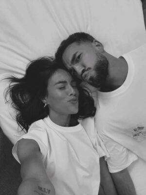 Charlène Le Mer Instagram - “Viens bb on fait des photos tous les 2” 🤍

Je crois qu’il m’aime autant que je le saoule non ? 🫣
( c’est peut-être ça le secret… )

Lieu : @hotelormaie | invitation 🫶🏻