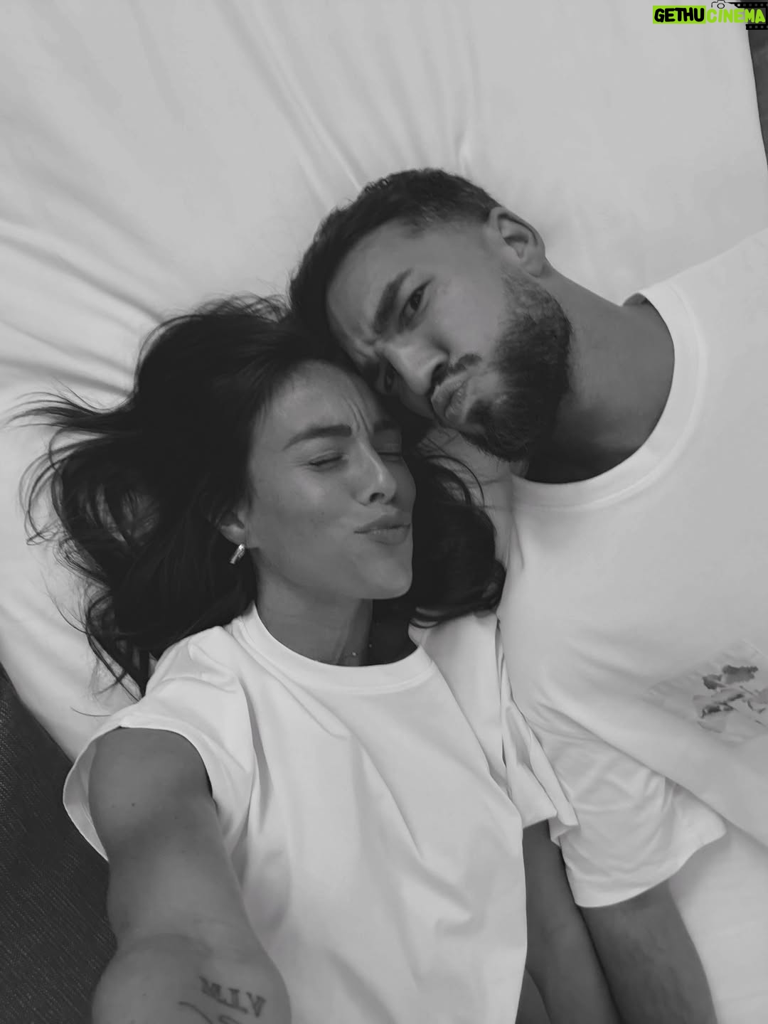 Charlène Le Mer - 20.8K Likes - “Viens bb on fait des photos tous les 2” 🤍

Je crois qu’il m’aime autant que je le saoule non ? 🫣
( c’est peut-être ça le secret… )

Lieu : @hotelormaie | invitation 🫶🏻
