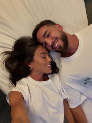 Charlène Le Mer Instagram - “Viens bb on fait des photos tous les 2” 🤍

Je crois qu’il m’aime autant que je le saoule non ? 🫣
( c’est peut-être ça le secret… )

Lieu : @hotelormaie | invitation 🫶🏻