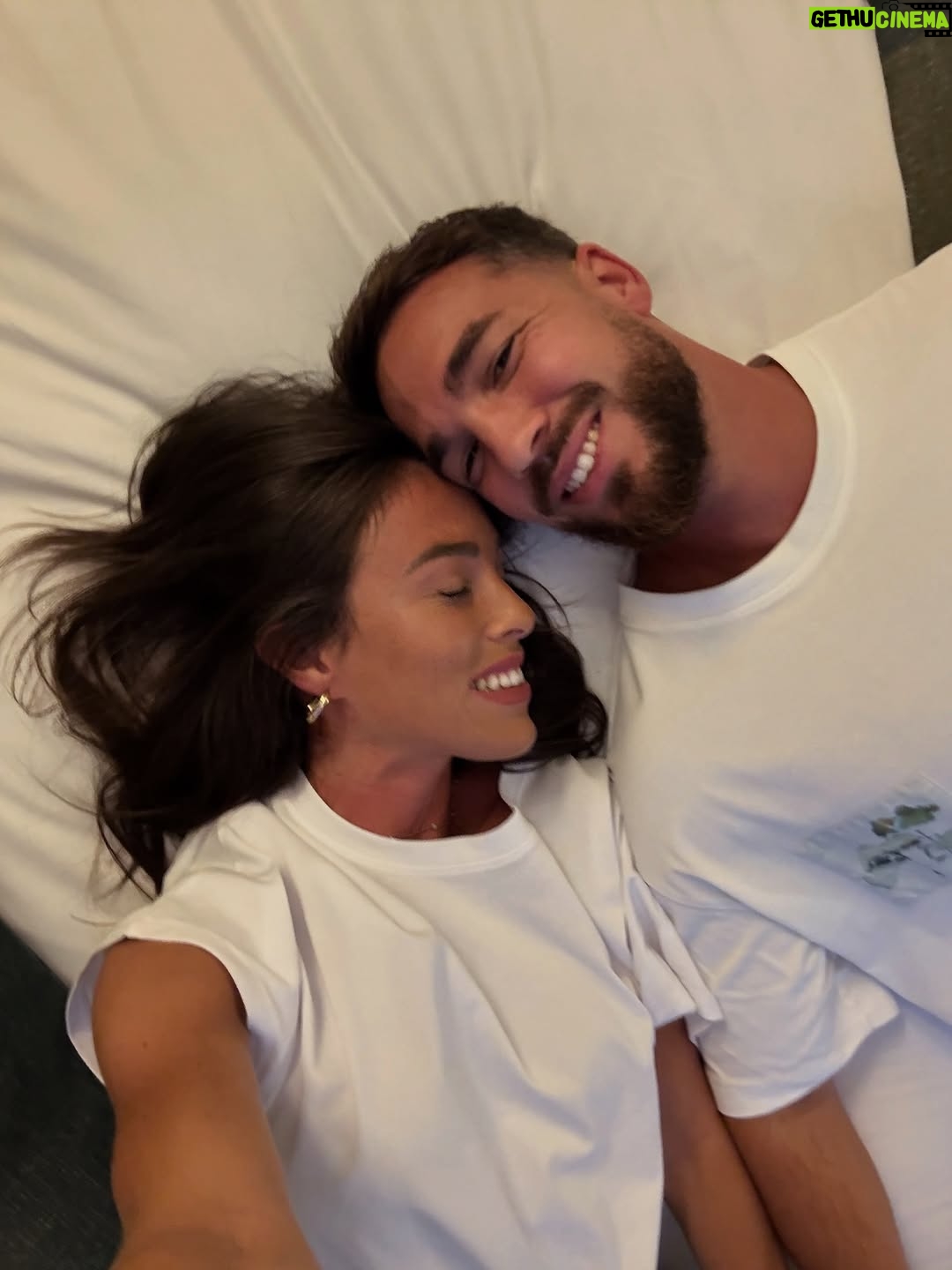 Charlène Le Mer - 20.8K Likes - “Viens bb on fait des photos tous les 2” 🤍

Je crois qu’il m’aime autant que je le saoule non ? 🫣
( c’est peut-être ça le secret… )

Lieu : @hotelormaie | invitation 🫶🏻