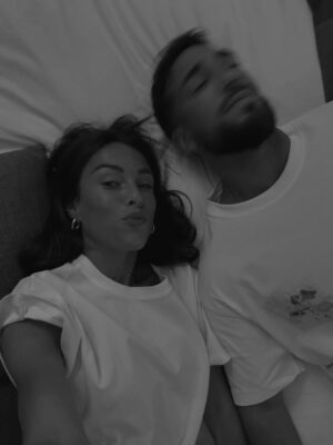 Charlène Le Mer Instagram - “Viens bb on fait des photos tous les 2” 🤍

Je crois qu’il m’aime autant que je le saoule non ? 🫣
( c’est peut-être ça le secret… )

Lieu : @hotelormaie | invitation 🫶🏻