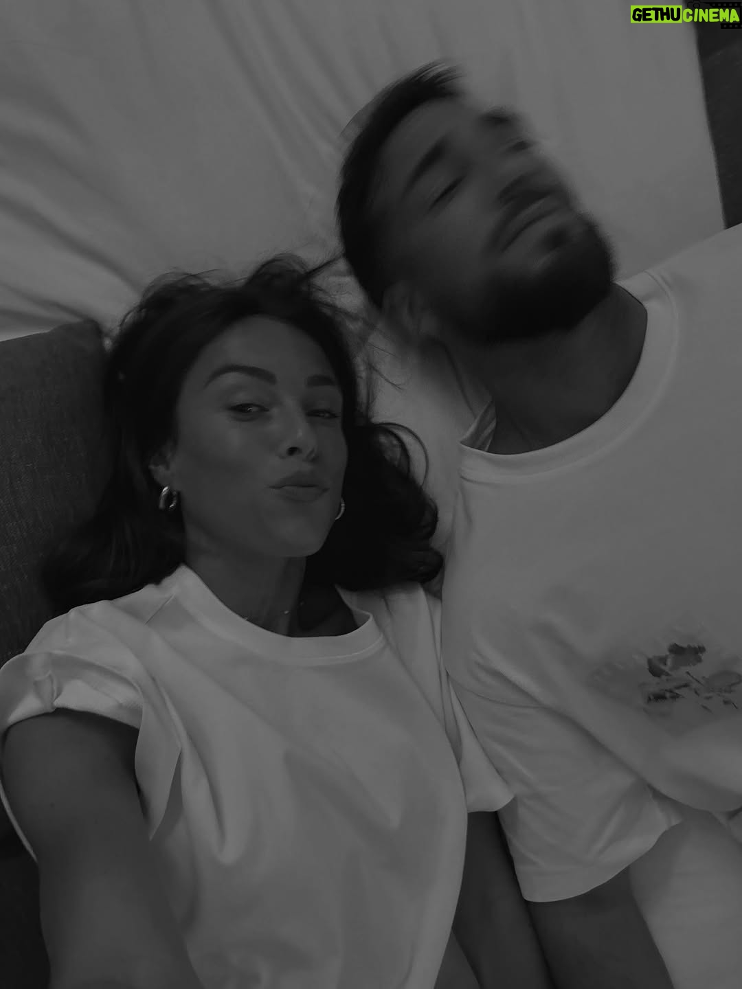 Charlène Le Mer - 20.8K Likes - “Viens bb on fait des photos tous les 2” 🤍

Je crois qu’il m’aime autant que je le saoule non ? 🫣
( c’est peut-être ça le secret… )

Lieu : @hotelormaie | invitation 🫶🏻