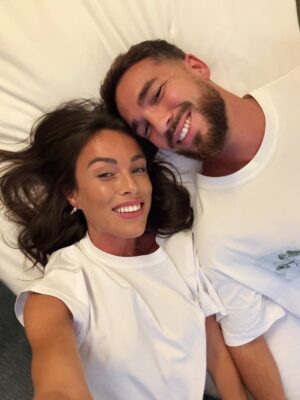 Charlène Le Mer Instagram - “Viens bb on fait des photos tous les 2” 🤍

Je crois qu’il m’aime autant que je le saoule non ? 🫣
( c’est peut-être ça le secret… )

Lieu : @hotelormaie | invitation 🫶🏻