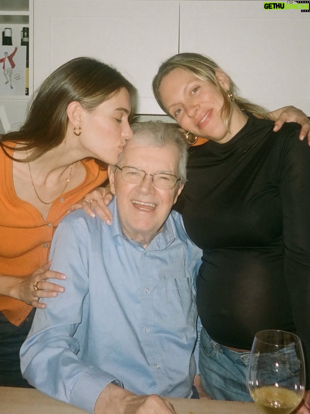 Charlotte Cardin - 91.3K Likes - J’ai perdu un des hommes de ma vie hier. Mon Papi, si doux, si intelligent, si sensible. Avec ma Mamie, il m’a fait le cadeau de la musique.

À jamais dans mon cœur. Je te retrouverai dans toutes les plus belles chansons québécoises et dans les envols d’oies blanches qui traversent le ciel.