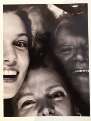 Charlotte Cardin Instagram - J’ai perdu un des hommes de ma vie hier. Mon Papi, si doux, si intelligent, si sensible. Avec ma Mamie, il m’a fait le cadeau de la musique.

À jamais dans mon cœur. Je te retrouverai dans toutes les plus belles chansons québécoises et dans les envols d’oies blanches qui traversent le ciel.