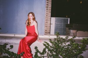Charlotte Hope Instagram - International Emmys ✨⭐️

Styling by @georgiehenley who also lent me the jewellery and helped to look after the baby whilst we were away (what an amazing friend)
Dress by @houseofcb, I didn’t know this brand before but am kind of obsessed with so many of their dresses now, from @byrotation 
Makeup by the gorgeous @michellecoursey 
Hair by @jonathanclarencehair
And thank you to @arlohotels for having us to stay, and especially for the amazing terrace