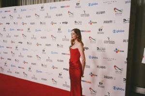 Charlotte Hope Instagram - International Emmys ✨⭐️

Styling by @georgiehenley who also lent me the jewellery and helped to look after the baby whilst we were away (what an amazing friend)
Dress by @houseofcb, I didn’t know this brand before but am kind of obsessed with so many of their dresses now, from @byrotation 
Makeup by the gorgeous @michellecoursey 
Hair by @jonathanclarencehair
And thank you to @arlohotels for having us to stay, and especially for the amazing terrace