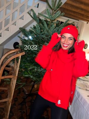 Charlotte Lemay Instagram - ✨ la magie de Noël grâce aux femmes de ma famille depuis des décennies. 
Pensées pour toutes les personnes pour qui ces périodes de fête sont difficiles ♥️ 

Ps : quelle est votre année préférée ?