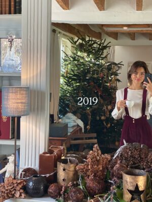Charlotte Lemay Instagram - ✨ la magie de Noël grâce aux femmes de ma famille depuis des décennies. 
Pensées pour toutes les personnes pour qui ces périodes de fête sont difficiles ♥️ 

Ps : quelle est votre année préférée ?