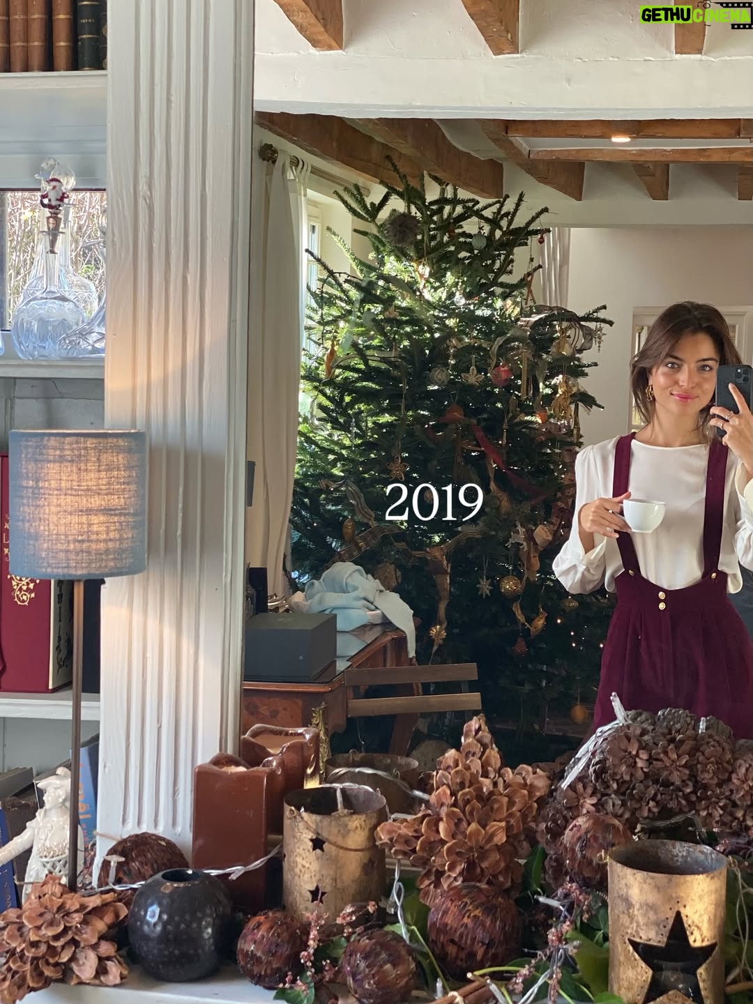 Charlotte Lemay - 5.2K Likes - ✨ la magie de Noël grâce aux femmes de ma famille depuis des décennies. 
Pensées pour toutes les personnes pour qui ces périodes de fête sont difficiles ♥️ 

Ps : quelle est votre année préférée ?