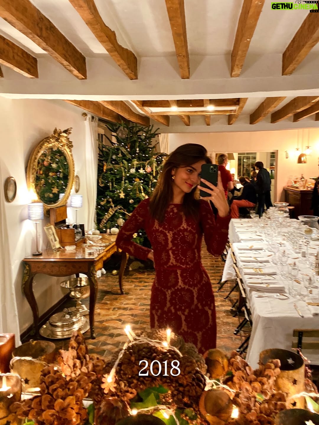Charlotte Lemay - 5.2K Likes - ✨ la magie de Noël grâce aux femmes de ma famille depuis des décennies. 
Pensées pour toutes les personnes pour qui ces périodes de fête sont difficiles ♥️ 

Ps : quelle est votre année préférée ?