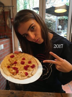 Charlotte Lemay Instagram - ✨ la magie de Noël grâce aux femmes de ma famille depuis des décennies. 
Pensées pour toutes les personnes pour qui ces périodes de fête sont difficiles ♥️ 

Ps : quelle est votre année préférée ?