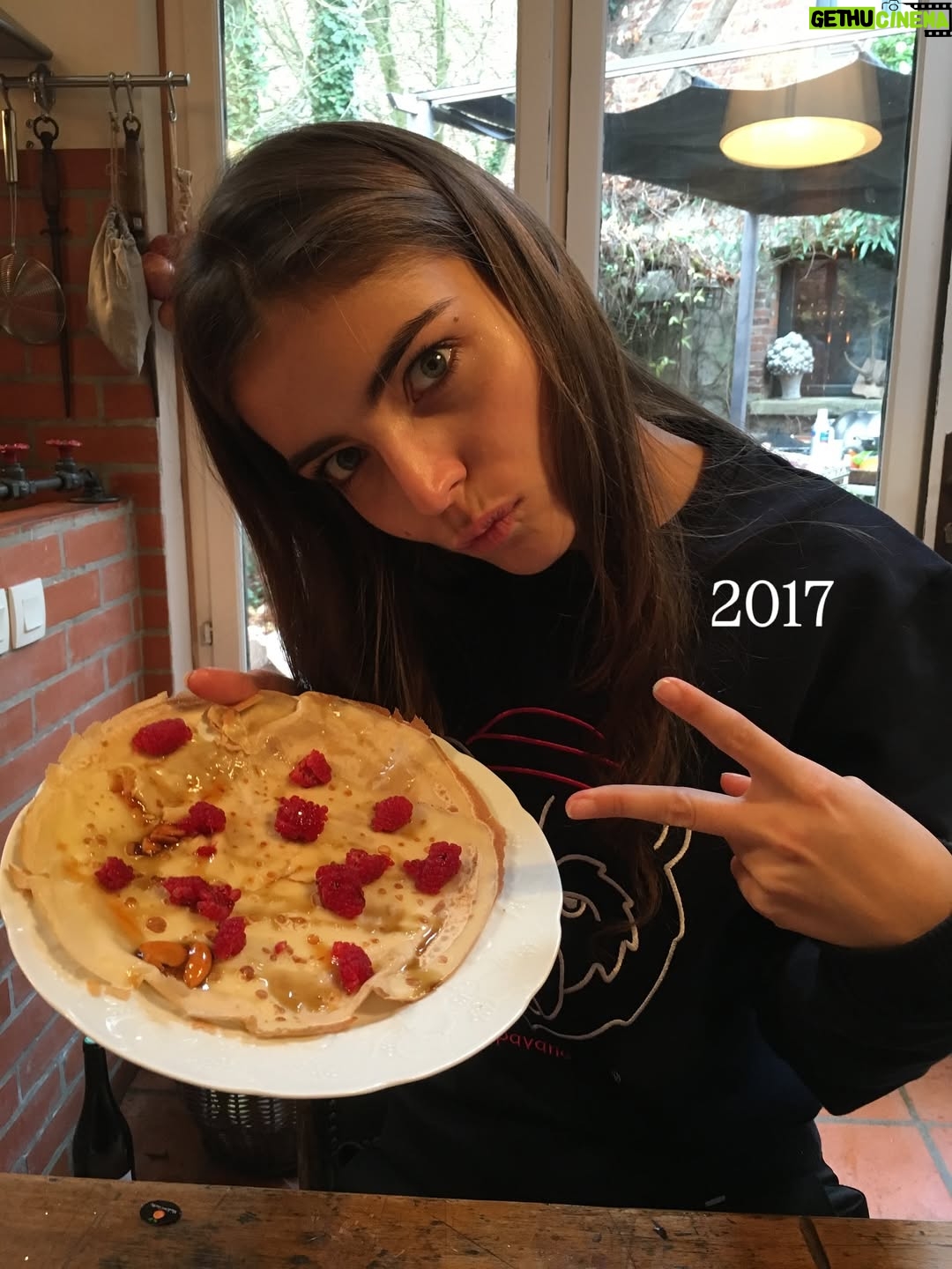 Charlotte Lemay - 5.2K Likes - ✨ la magie de Noël grâce aux femmes de ma famille depuis des décennies. 
Pensées pour toutes les personnes pour qui ces périodes de fête sont difficiles ♥️ 

Ps : quelle est votre année préférée ?