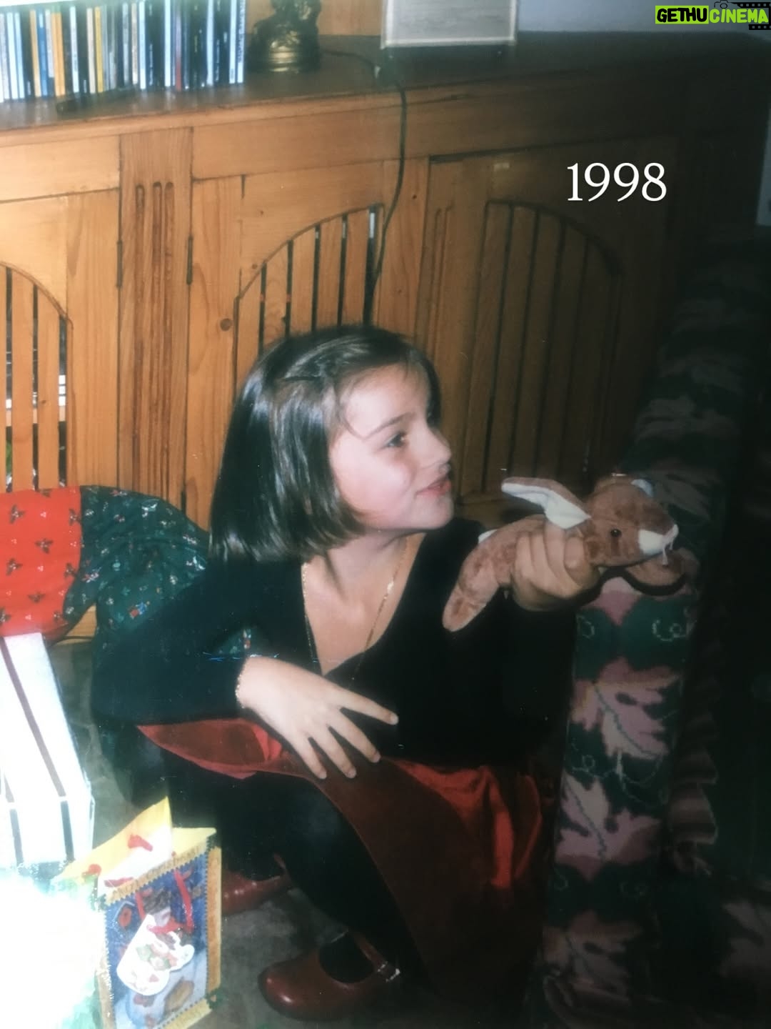 Charlotte Lemay - 5.2K Likes - ✨ la magie de Noël grâce aux femmes de ma famille depuis des décennies. 
Pensées pour toutes les personnes pour qui ces périodes de fête sont difficiles ♥️ 

Ps : quelle est votre année préférée ?
