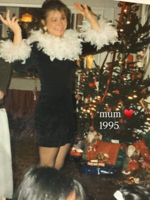 Charlotte Lemay Instagram - ✨ la magie de Noël grâce aux femmes de ma famille depuis des décennies. 
Pensées pour toutes les personnes pour qui ces périodes de fête sont difficiles ♥️ 

Ps : quelle est votre année préférée ?