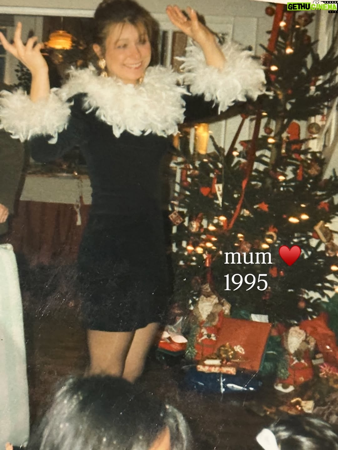 Charlotte Lemay - 5.2K Likes - ✨ la magie de Noël grâce aux femmes de ma famille depuis des décennies. 
Pensées pour toutes les personnes pour qui ces périodes de fête sont difficiles ♥️ 

Ps : quelle est votre année préférée ?