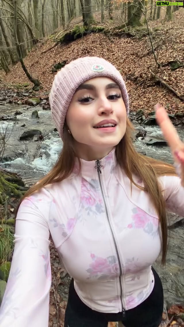 Charlotte M. - 18.9K Likes - 6 km di corsa nel bosco fino a notte 🌌
