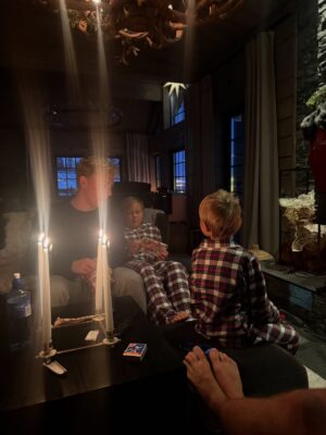 Charlotte Perrelli Instagram - Tack 2025. Tack för ännu ett underbart år som vi har fått uppleva. Tack för min fina familj som jag värderar högt. Tack för hälsan. Jag hoppas att alla ni där ute fått en fin jul och för er som inte upplevt det ni önskat så hoppas vi på ett bättre 2026, ett steg i taget.  God jul till er alla och med förhoppning om ett underbart 2026. 🎄♥️