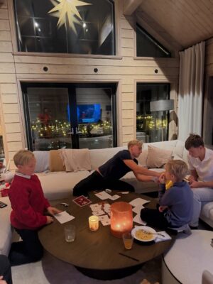 Charlotte Perrelli Instagram - Tack 2025. Tack för ännu ett underbart år som vi har fått uppleva. Tack för min fina familj som jag värderar högt. Tack för hälsan. Jag hoppas att alla ni där ute fått en fin jul och för er som inte upplevt det ni önskat så hoppas vi på ett bättre 2026, ett steg i taget.  God jul till er alla och med förhoppning om ett underbart 2026. 🎄♥️