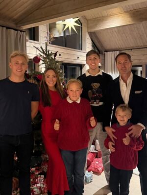 Charlotte Perrelli Instagram - Tack 2025. Tack för ännu ett underbart år som vi har fått uppleva. Tack för min fina familj som jag värderar högt. Tack för hälsan. Jag hoppas att alla ni där ute fått en fin jul och för er som inte upplevt det ni önskat så hoppas vi på ett bättre 2026, ett steg i taget.  God jul till er alla och med förhoppning om ett underbart 2026. 🎄♥️
