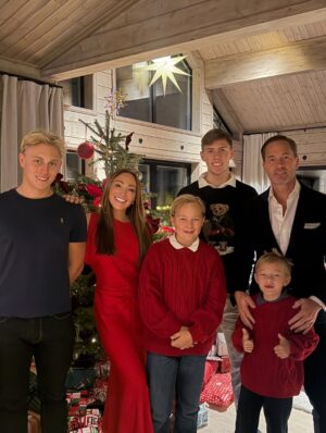 Charlotte Perrelli Instagram - Tack 2025. Tack för ännu ett underbart år som vi har fått uppleva. Tack för min fina familj som jag värderar högt. Tack för hälsan. Jag hoppas att alla ni där ute fått en fin jul och för er som inte upplevt det ni önskat så hoppas vi på ett bättre 2026, ett steg i taget.  God jul till er alla och med förhoppning om ett underbart 2026. 🎄♥️