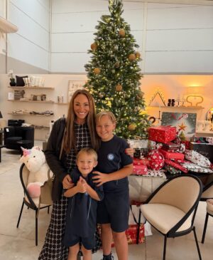 Charlotte Perrelli Instagram - Årets Charity!! Ikväll har barnen och jag varit och lämnat julklappar till de Spanska barnen som har det tufft och kanske inte får några.. @svenskamagasinet har så fint fixat denna kväll och hjälper till med insamlingen. Paket lämnas till kyrkan för att skickas vidare och till ett Barnhem i Malaga. Fint fixat i ljuvliga favoritbutiken  @studioh.marbella  #rotary #charity #christmasgifts @scandi_supermarket @nybakatmarbella