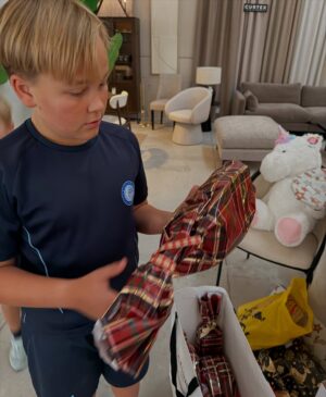 Charlotte Perrelli Instagram - Årets Charity!! Ikväll har barnen och jag varit och lämnat julklappar till de Spanska barnen som har det tufft och kanske inte får några.. @svenskamagasinet har så fint fixat denna kväll och hjälper till med insamlingen. Paket lämnas till kyrkan för att skickas vidare och till ett Barnhem i Malaga. Fint fixat i ljuvliga favoritbutiken  @studioh.marbella  #rotary #charity #christmasgifts @scandi_supermarket @nybakatmarbella
